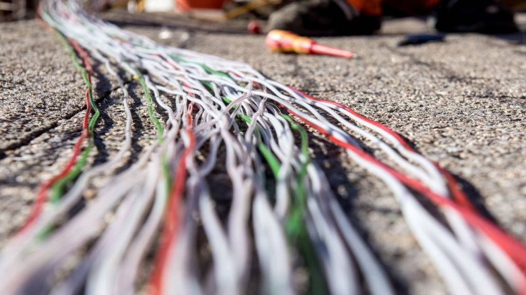 Das kantonale Elektrizitätswerk Nidwalden (EWN) und die Swisscom vereinbaren eine Glasfaserkooperation im Kanton Nidwalden. (Symbolbild)