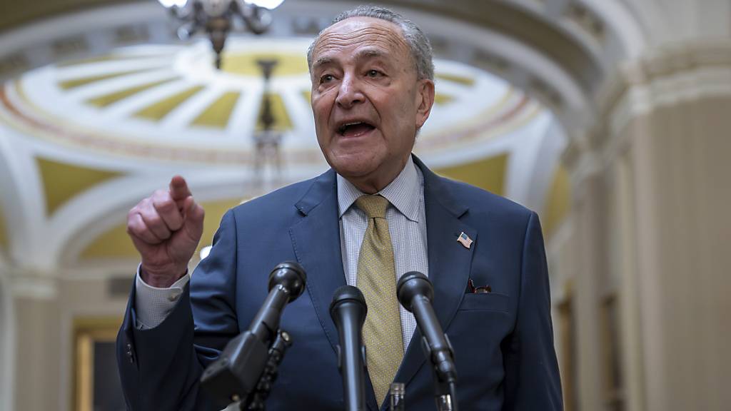 ARCHIV - Chuck Schumer, Mehrheitsführer im Senat, D-N.Y., bei einem Auftritt im Kapitol in Washington. Der einflussreiche demokratische Mehrheitsführer im US-Senat, Chuck Schumer, hat Israels Ministerpräsidenten Benjamin Netanjahu scharf kritisiert und Neuwahlen in dem Land gefordert. Foto: J. Scott Applewhite/AP/dpa