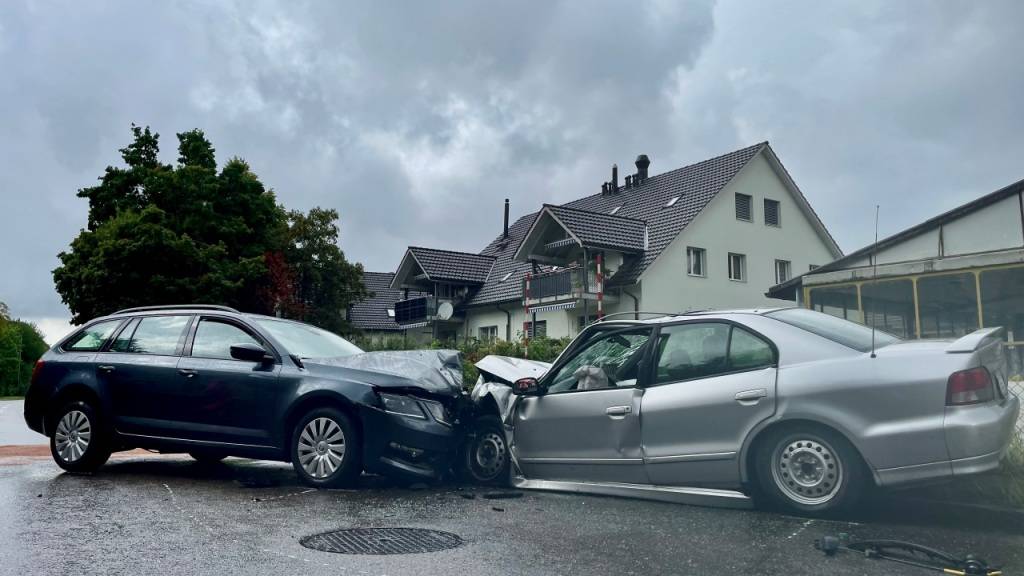 Zwei Verletzte nach Auto-Frontalkollision in Regensdorf