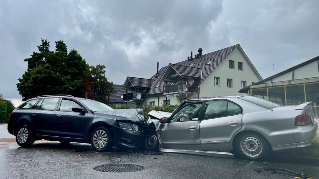 Mit voller Wucht ineinander geprallt: Zwei Autos in Regensdorf, deren Fahrerin und Fahrer beide verletzt ins Spital gebracht werden mussten.