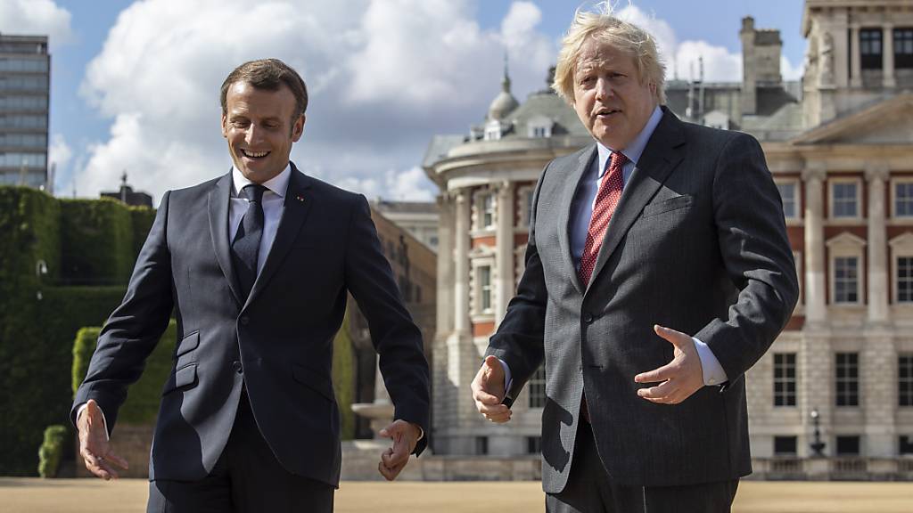 FILED - Frankreichs Präsident Emmanuel Macron und der britische Premierminister Boris Johnson bei einem Treffen im Sommer 2020. Photo: Jack Hill/The Times/PA Wire/dpa