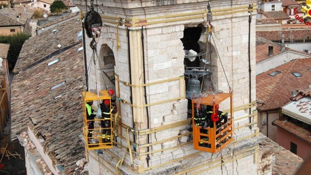 Reparationsarbeiten an einem durch das Erdbeben beschädigten Turm in Norcia. Italien erhält nach den schweren Erdbeben 30 Millionen Euro von der EU. (Archiv)