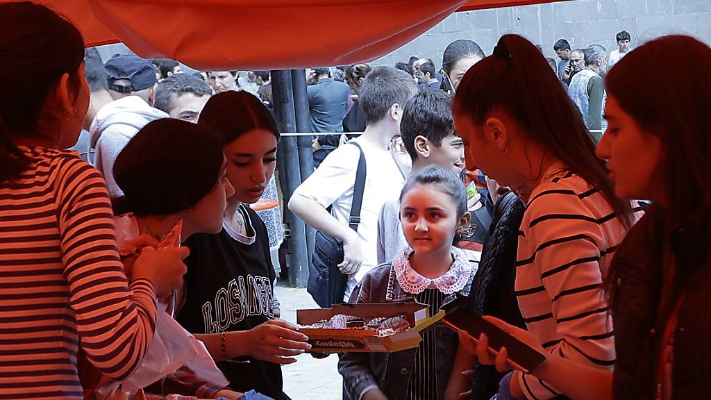 Mehr als 50 000 Menschen sind inzwischen aus der von Aserbaidschan zurückeroberten kaukasischen Konfliktregion Berg-Karabach nach Armenien geflohen. Foto: Vasily Krestyaninov/AP/dpa