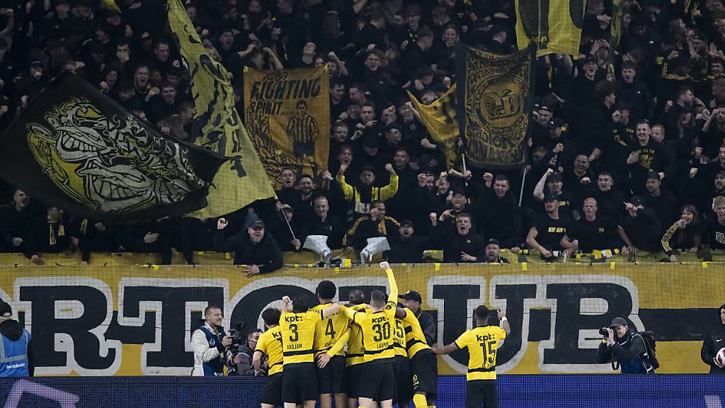 Heimsieg, aber noch keine Meisterfeier: Die Young Boys feiern den Treffer zum 2:1 gegen St. Gallen - die Meisterparty darf aber noch nicht steigen