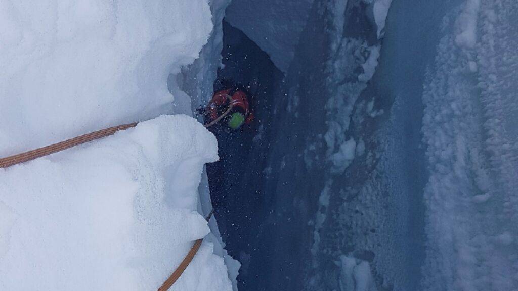 In diese enge Gletscherspalte stürzte der verunfallte Skitourenfahrer.