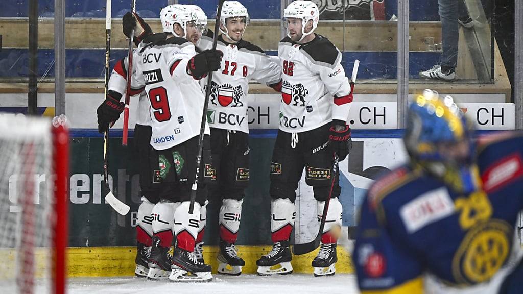 In Davos vielleicht bald nicht mehr so beliebt: Ken Jäger (Mitte) jubelt über seinen Siegtreffer für Lausanne, während sich HCD-Goalie Sandro Aeschlimann ärgert