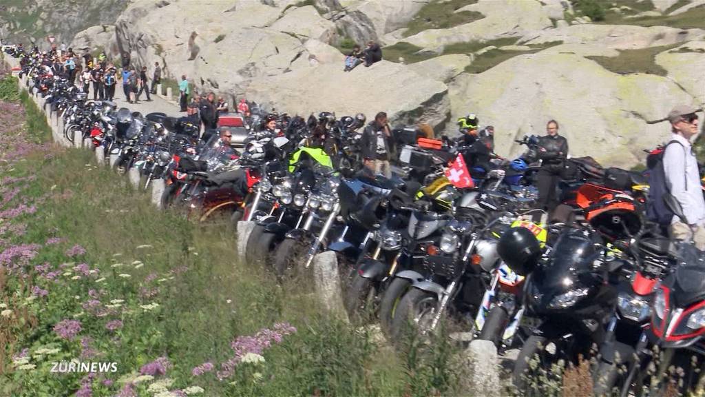 Töfffahrer protestieren am Gotthard gegen drohende Lärm-Vorschriften