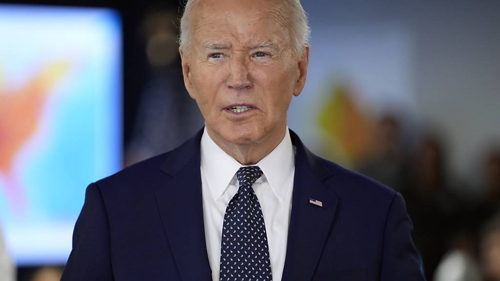 US-Präsident Joe Biden spricht während eines Besuchs in der Notrufzentrale des D.C. Emergency Operations Center. Foto: Evan Vucci/AP/dpa