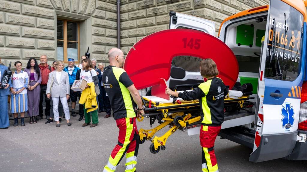 Zur Rettung der Auskunftsstelle für Vergiftungen Tox Info Suisse hat die Organisation eine Petition mit über 100'000 Unterschriften an Bundesrätin Elisabeth Baume-Schneider übergeben. Mit einer Ambulanz wurden die Unterschriften zur Bundeskanzlei gefahren.