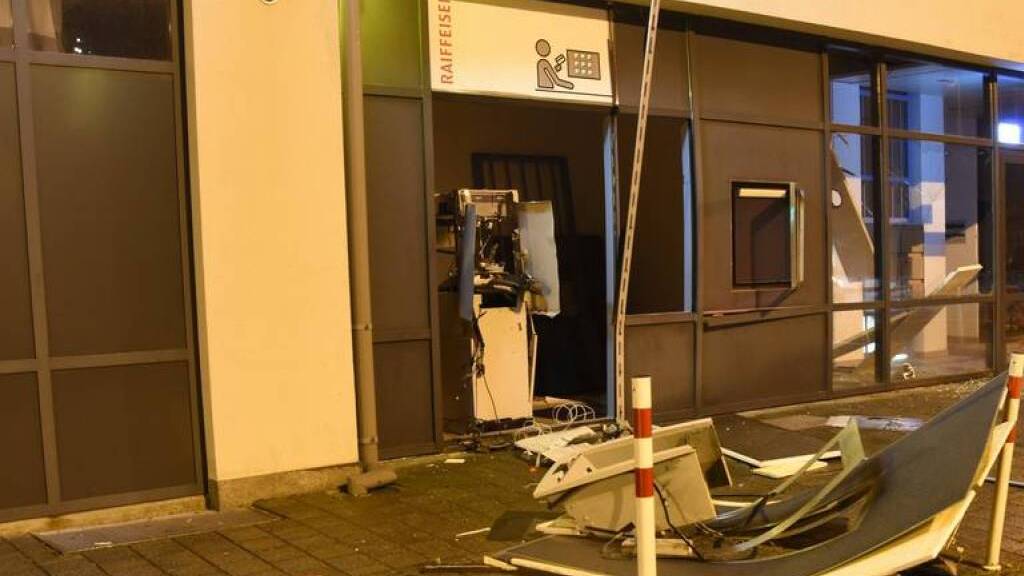 Mutmasslich hat ein heute 30-jähriger Rumäne im Dezember 2019 einen Raiffeisen-Bankomaten in Sevelen SG gesprengt.