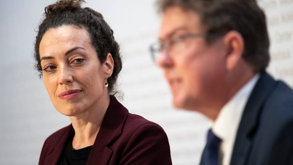 Die künftige Bakom-Direktorin Gianna Luzio beim Medienauftritt, zusammen mit Bundesrat Albert Rösti.