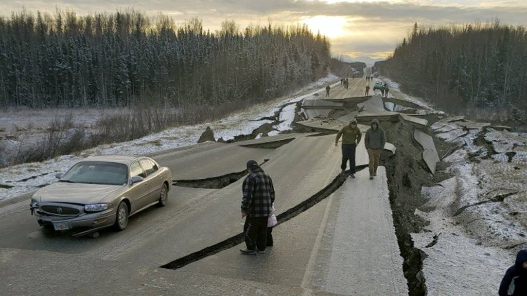 Ein heftiges Erdbeben in Alaska hat am Freitag zahlreiche Schäden an Strassen angerichtet.