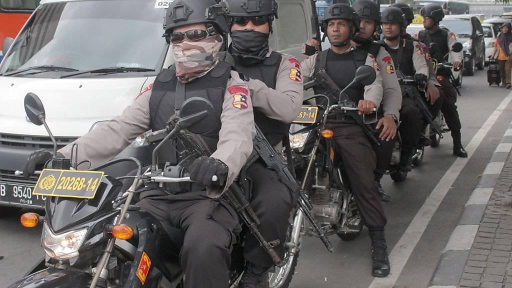 Die indonesische Polizei hat ihre Präsenz verstärkt und fahndet nach Helfern der Terrorattacke.