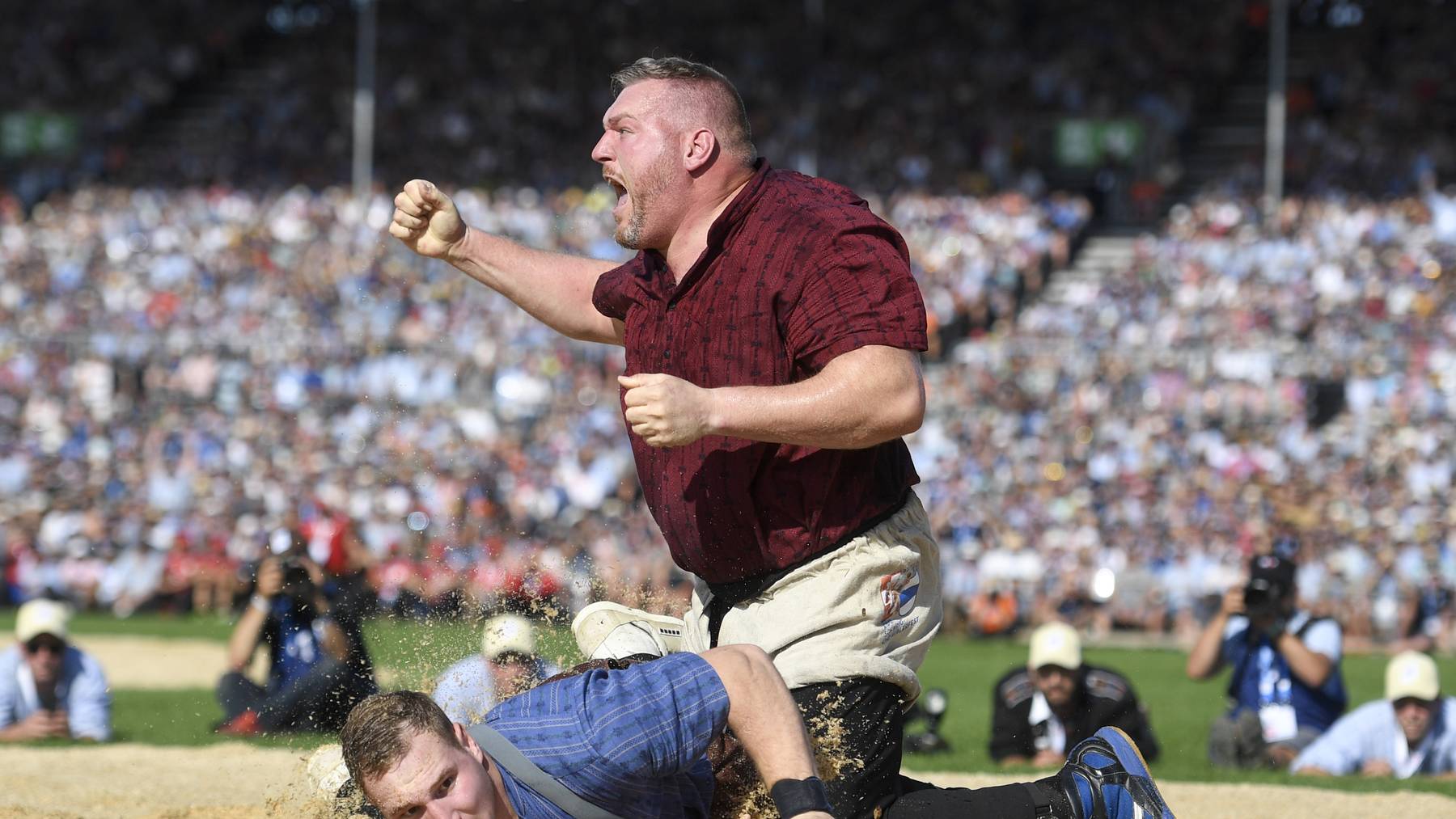 Das Zuger Kantonalschwingfest eröffnet am Sonntag die Zentralschweizer Schwingsaison. (Bild: Christian Stucki (o), gewinnt im Schlussgang gegen Joel Wicki (u) am Eidgenössischen Schwing- und Älplerfest (ESAF) in Zug 2019.)