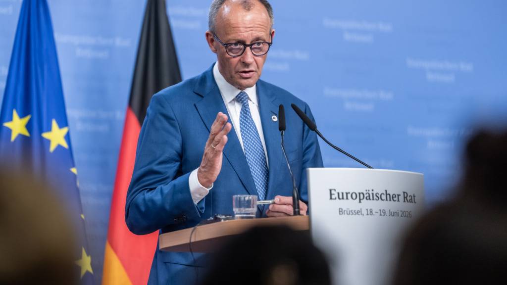 Bundeskanzler Friedrich Merz (CDU) spricht bei der Pressekonferenz nach den Beratungen beim EU Gipfel, dem Treffen der Staats- und Regierungschefs der EU, mit dem Thema des Gemeinschaftshaushalts ab 2028. Foto: Michael Kappeler/dpa
