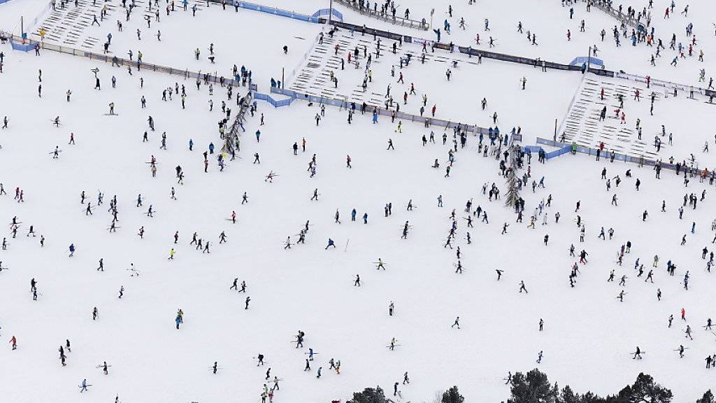 Emsiges Treiben: Die Start-Gates des Engadin Skimarathons stehen heuer nicht in Maloja.