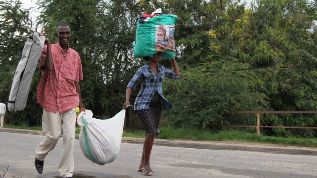 Menschen auf der Flucht aus Burundis Hauptstadt Bujumbura. (Archivbild)