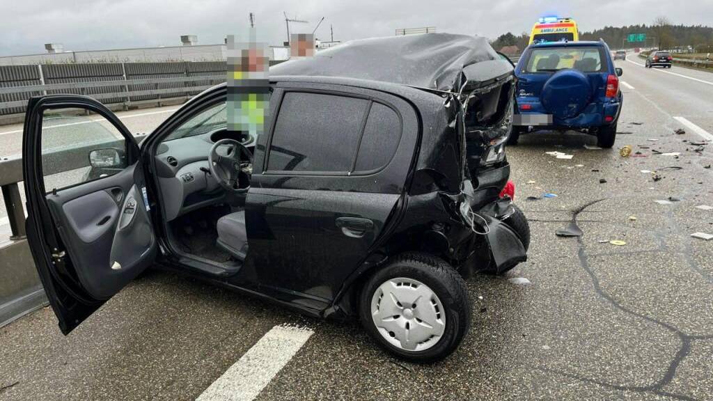 Auffahrunfall auf der Autobahn A5 bei Luterbach SO: Die Lenkerin des demolierten Kleinwagens erlitt Verletzungen und musste ins Spital.