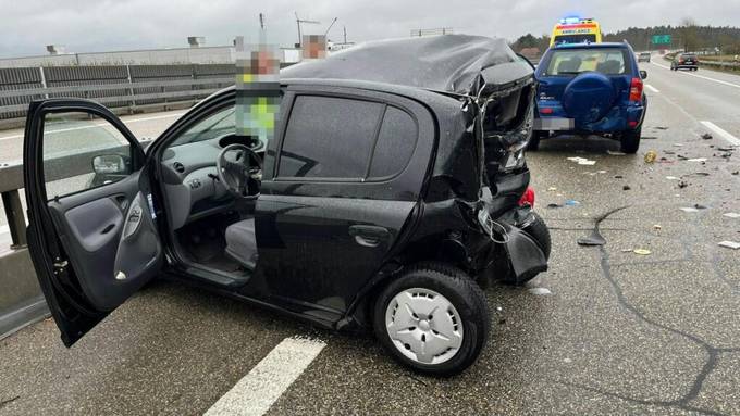 Autolenkerin wird bei Auffahrkollision bei Luterbach mit drei Fahrzeugen verletzt