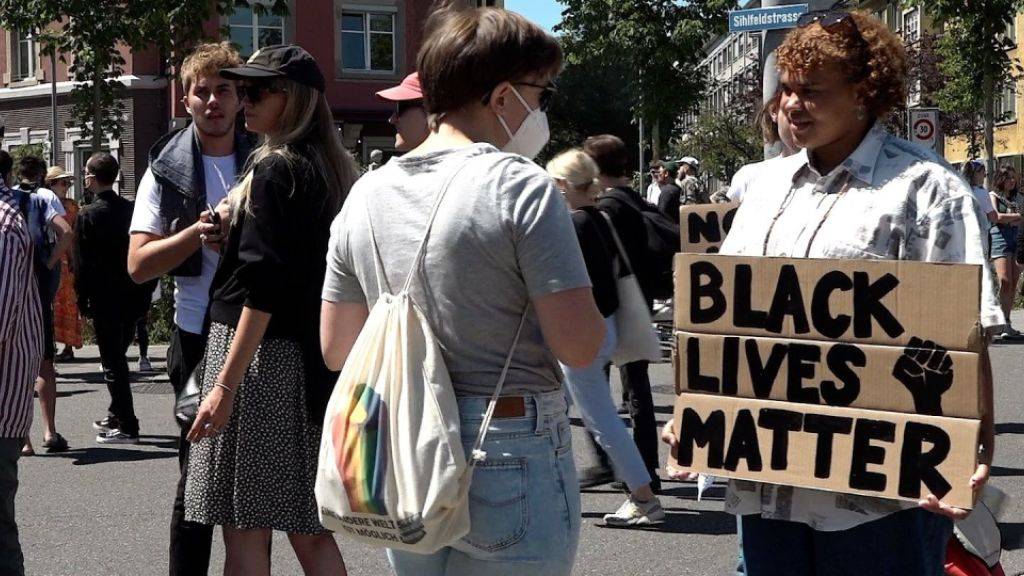 «Black Lives Matter»: Demonstranten auf dem Zürcher Bullingerplatz.
