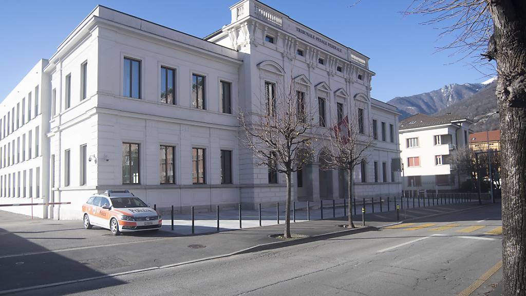 Vor dem Bundesstrafgericht in Bellinzona hat der Berufungsprozess gegen einen ehemaligen Ressortleiter des Staatssekretariats für Wirtschaft (Seco) begonnen.