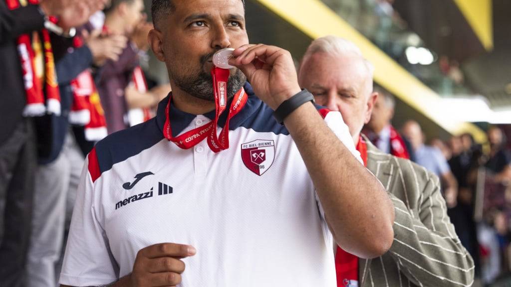 Biel-Trainer Samir Chaibeddra küsst die Silber-Medaille