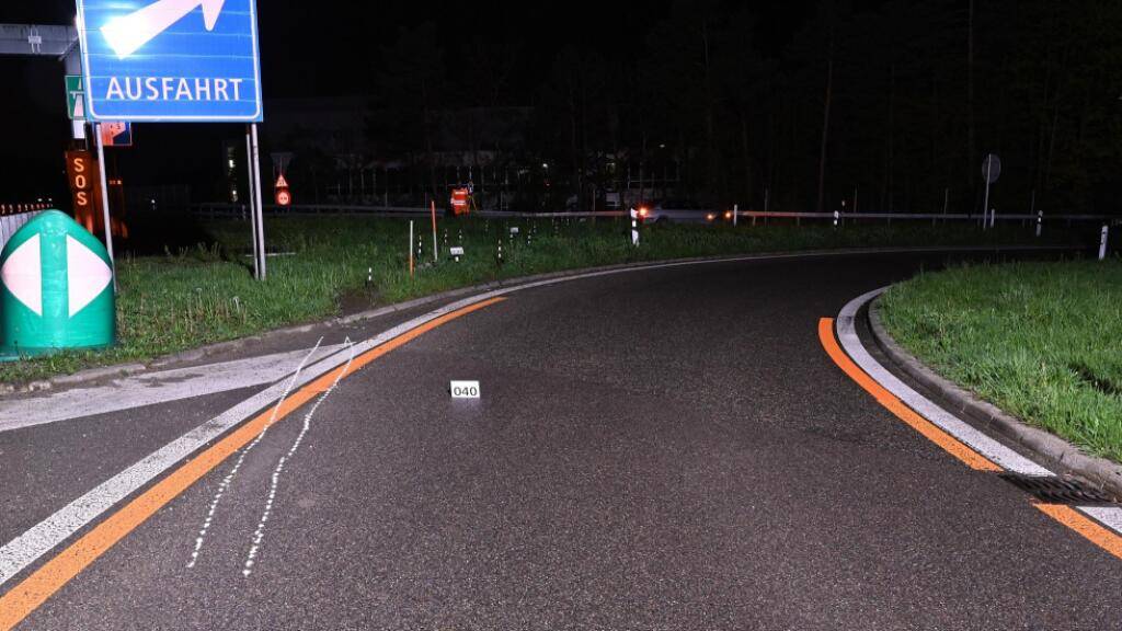 Ein Lenker kam bei der Flucht vor der Polizei in Bülach von der Strasse ab und kollidierte mit der Leitplanke bei der Ausfahrt der A52.