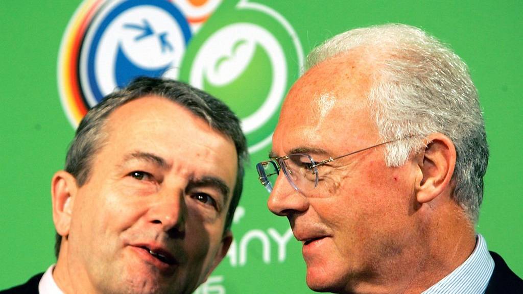 Bild vom Vorfeld der WM 2006: Franz Beckenbauer (rechts) und Wolfgang Niersbach   (AP Photo/Frank Augstein)