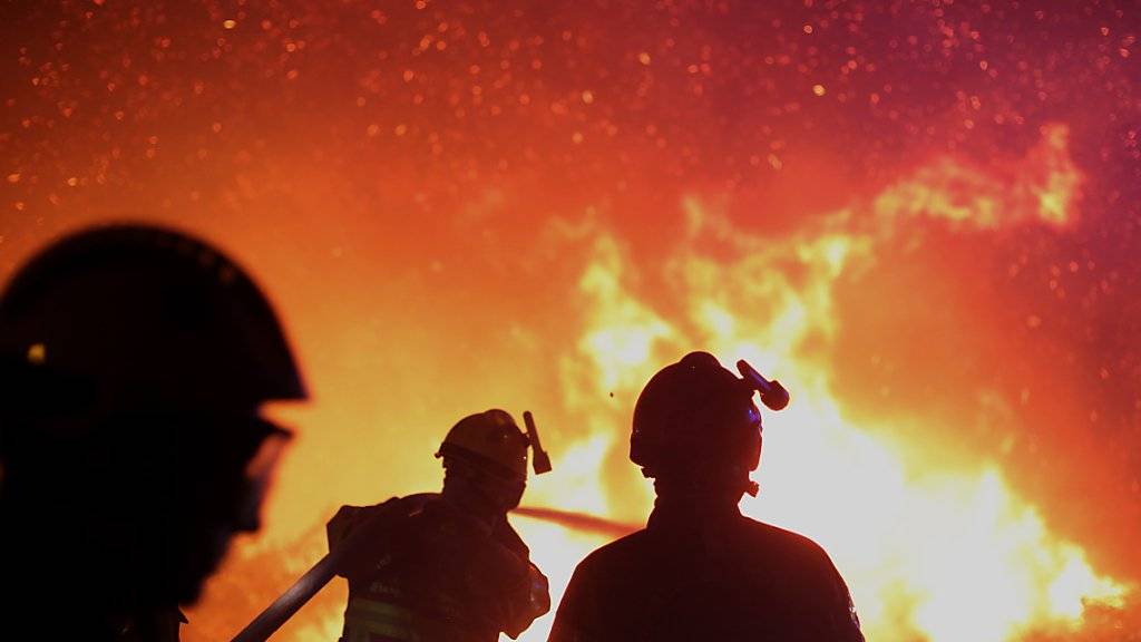 Die Feuerwehr auf Korsika ist seit Wochen im Einsatz gegen Waldbrände (Archiv)