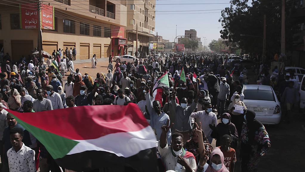 Im Sudan wird gegen die Regierungsbeteiligung des Militärs demonstriert. Sicherheitskräfte greifen dabei zu Tränengas. Foto: Marwan Ali/AP/dpa