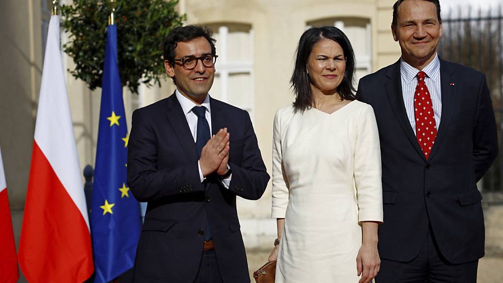 ARCHIV - Außenministerin Annalena Baerbock fordert mit ihrem französischen Kollegen Stéphane Séjourné (l.) sowie dem polnischen Außenminister Radoslaw Sikorski (r.) einen gemeinsamen europäischen Aufrüstungsplan. Foto: Sarah Meyssonnier/RTR POOL/AP/dpa