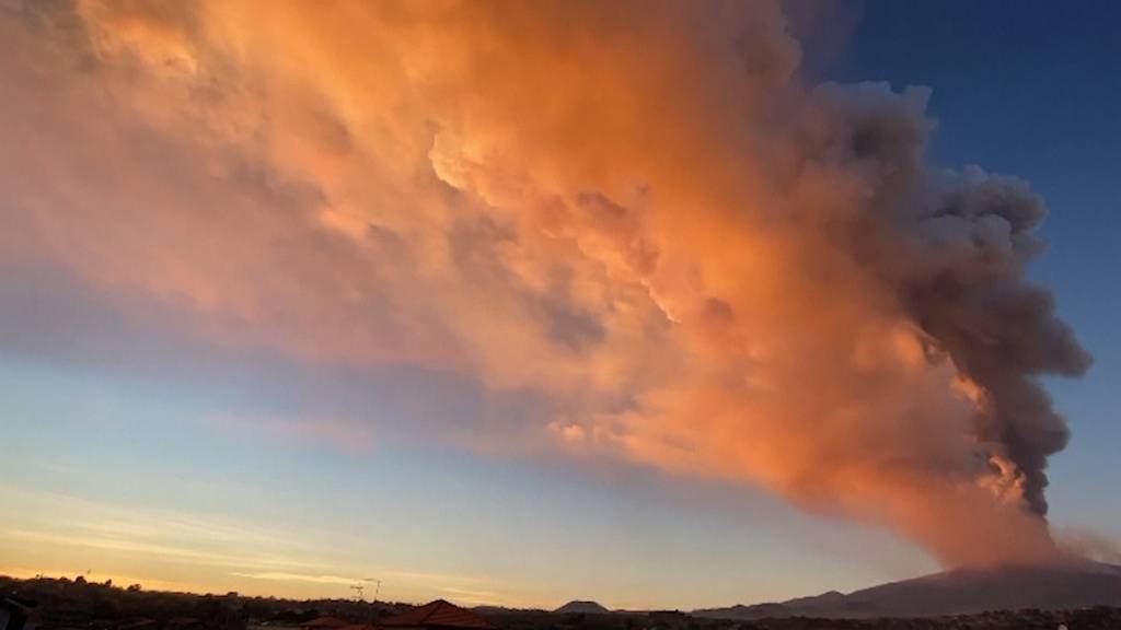 Lava und Aschewolke von Ätna