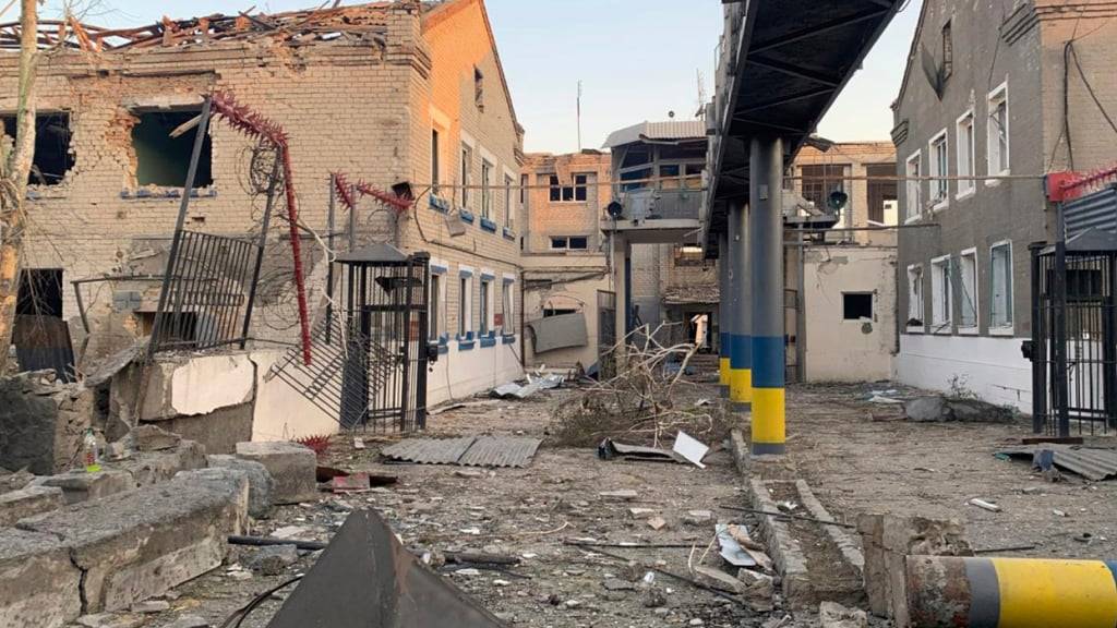 HANDOUT - Ein beschädigtes Gefängnis im Dorf Bilenke in der ukrainischen Region Saporischschja. Foto: -/Ukraine's State Criminal Executive Service/AP/dpa/Symbolbild