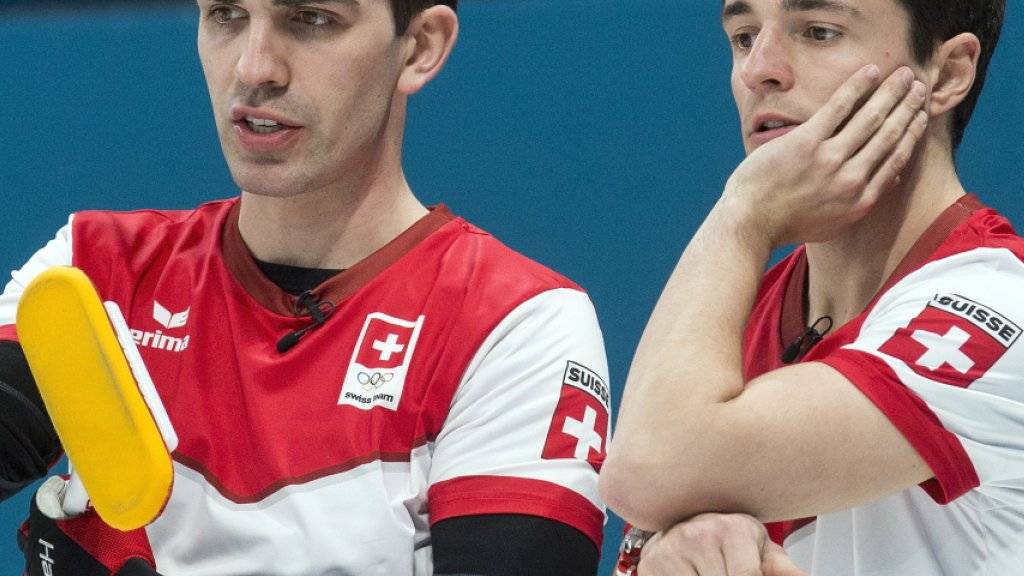 Alle taktischen Winkelzüge nützten nichts: Skip Peter De Cruz (links) und Benoît Schwarz verlieren den Halbfinal gegen Schweden