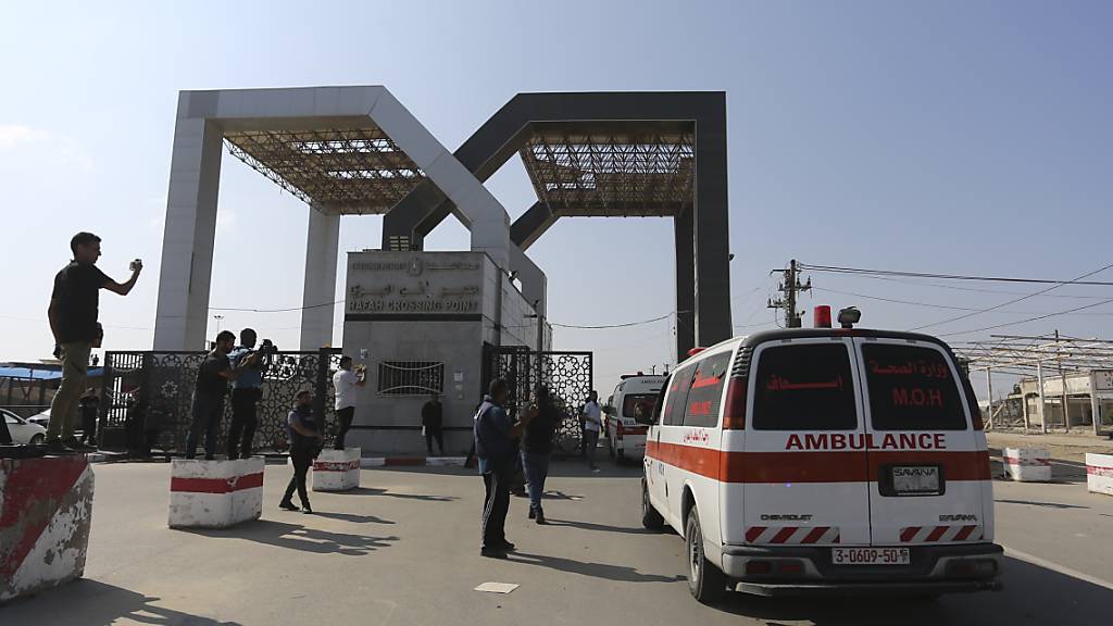Krankenwagen, mit Verletzten aus dem Gazastreifen, treffen am Grenzübergang Rafah zu Ägypten ein. Foto: Hatem Ali/AP/dpa