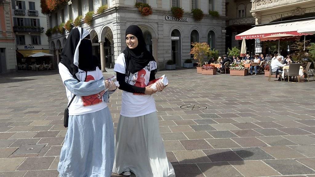 Im Jahr 2013 versuchten zwei Mitglieder des Frauenverbandes des Islamischen Zentralrates der Schweiz (IZRS) noch vergeblich, in Lugano gegen das Burkaverbot auf Stimmenfang zu gehen. Ab dem 1. Juli 2016 tritt die Gesetzesänderung zum Verhüllungsverbot im Tessin nun in Kraft. (Archivbild)