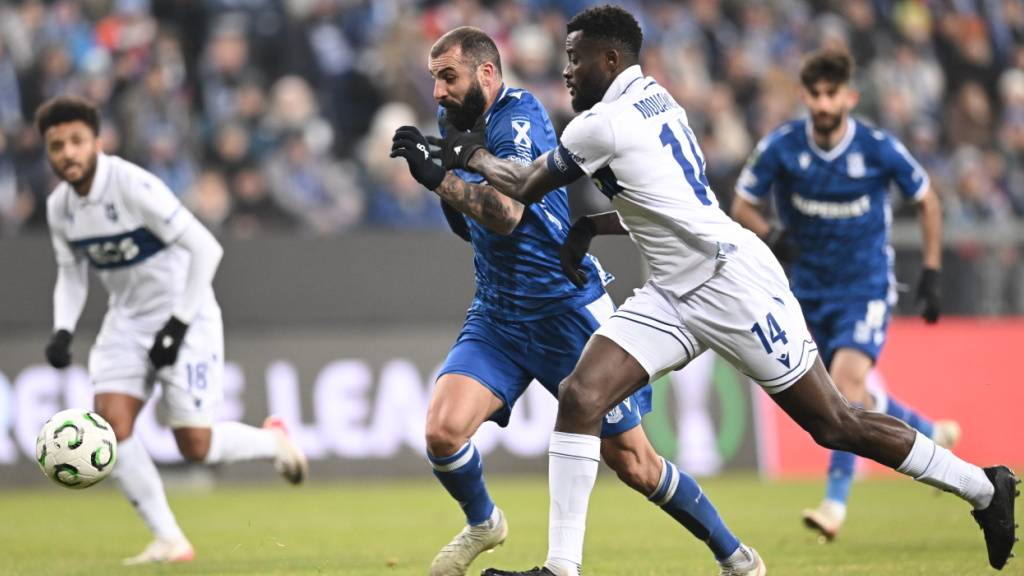 Hart gekämpft, aber nicht belohnt: Lausannes Kevin Mouanga (re.) hat gegen Pozans Mikael Ishak das Nachsehen