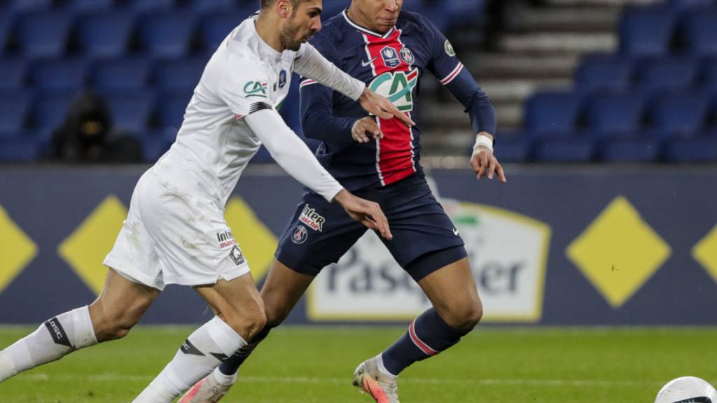 PSGs Doppeltorschütze Kylian Mbappé (rechts) gegen Zeki Celik von OSC Lille