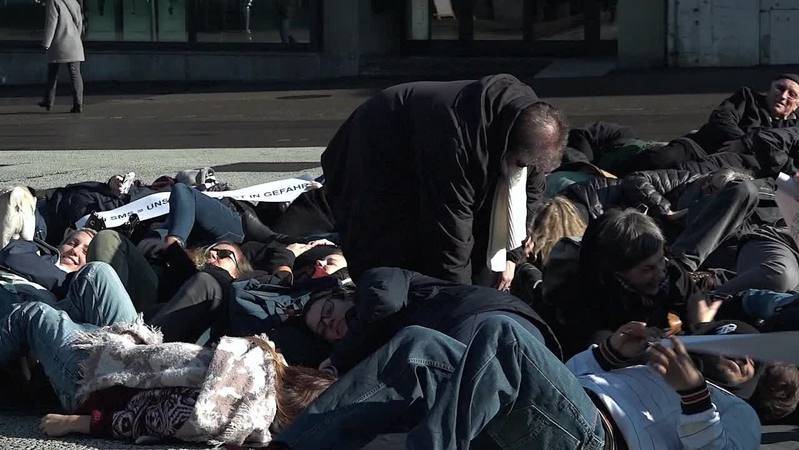 Gehörlose stellen sich tot um darauf aufmerksam zu machen, dass sie vom Alarm nichts mitbekommen.