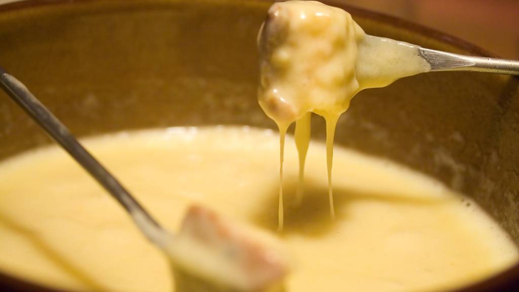 In der Winterbar gibt's feines Käsefondue (Bild: iStock)