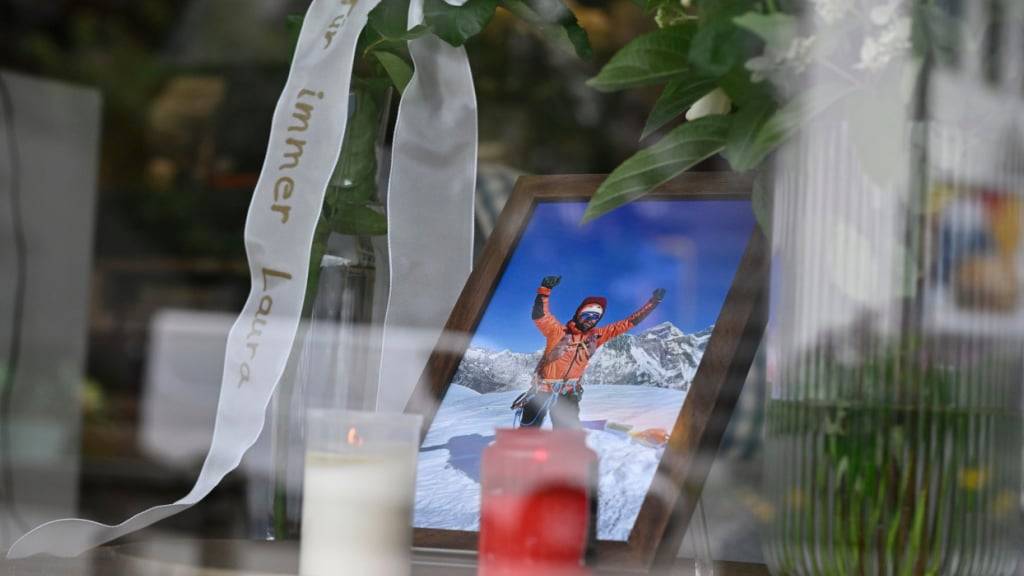 Ein Foto, Kerzen, Rosen und eine Schleife mit der Aufschrift «Für immer Laura» stehen im Einrichtungsgeschäft Dahlmeier im Schaufenster. Die frühere deutsche Biathletin Laura Dahlmeier ist beim Bergsteigen im Karakorum-Gebirge in Pakistan tödlich verunglückt. Foto: Uwe Lein/dpa