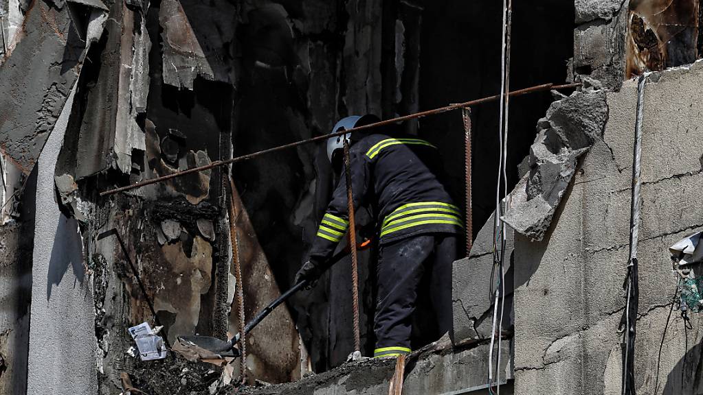 Eine zertrümmerte Wohnung in der ukrainischen Stadt Odessa. Am Sonntag berichtete der Stadtrat der Schwarzmeer-Metropole nach russischen Angriffen von zahlreichen zerstörten Wohnhäusern in Odessa.