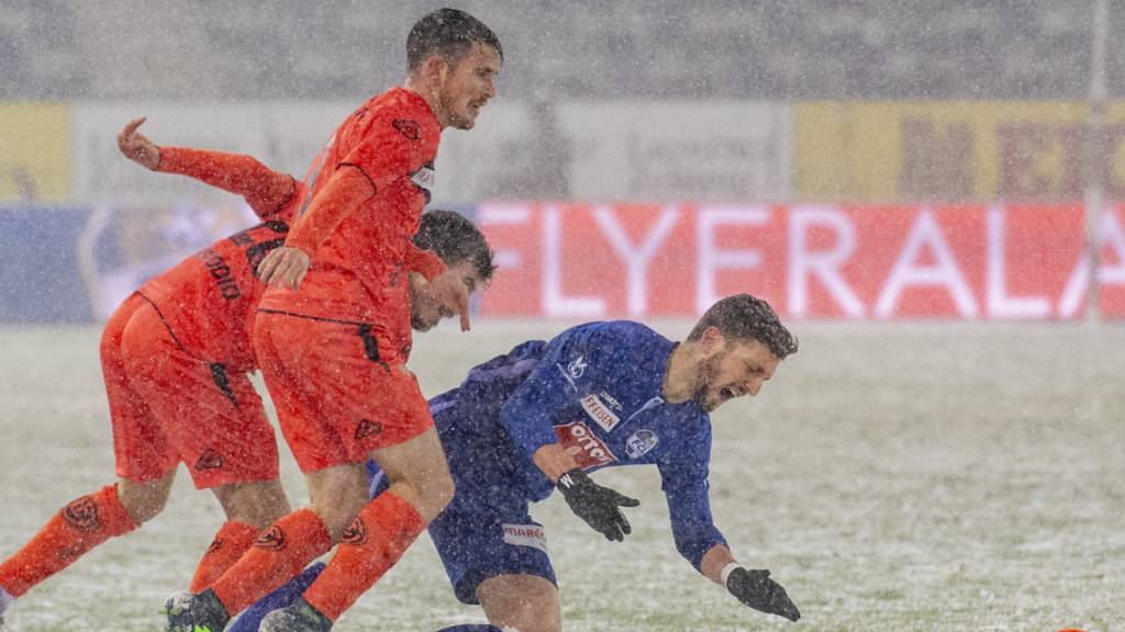 Harter Kampf im Schneetreiben:  Luzerns Simon Grether (rechts) gegen Luganos Adrian Guerrero