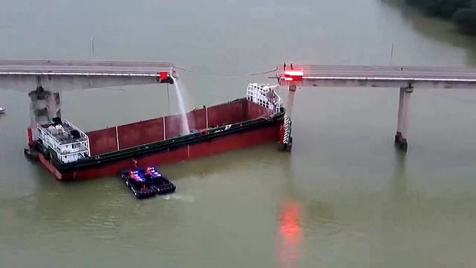 Schiff rammt Autobrücke - mindestens zwei Tote