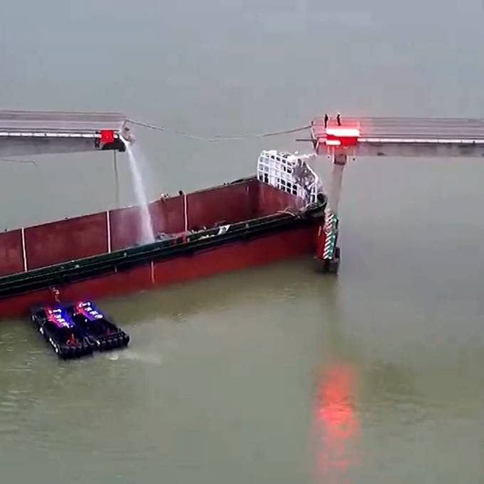 Schiff rammt Autobrücke - mindestens zwei Tote