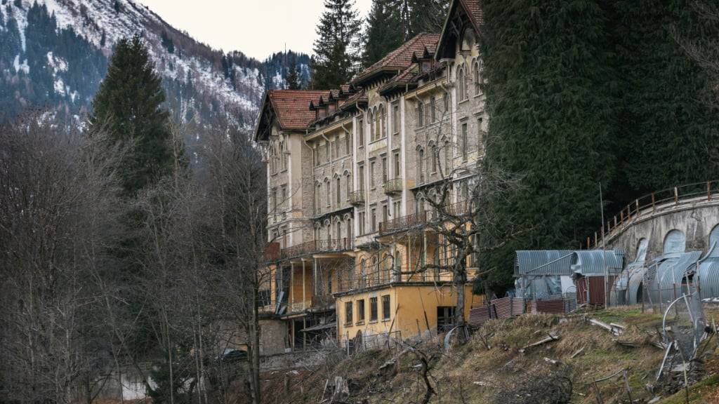 Vor über hundert Jahren eine begehrte Klinik für Tuberkulosekranke: das Sanatorio del Gottardo oberhalb von Quinto im Tessin. Seit Jahrzehnten aber ausser Dienst und eine verbarrikadierte Ruine. (Archivbild)