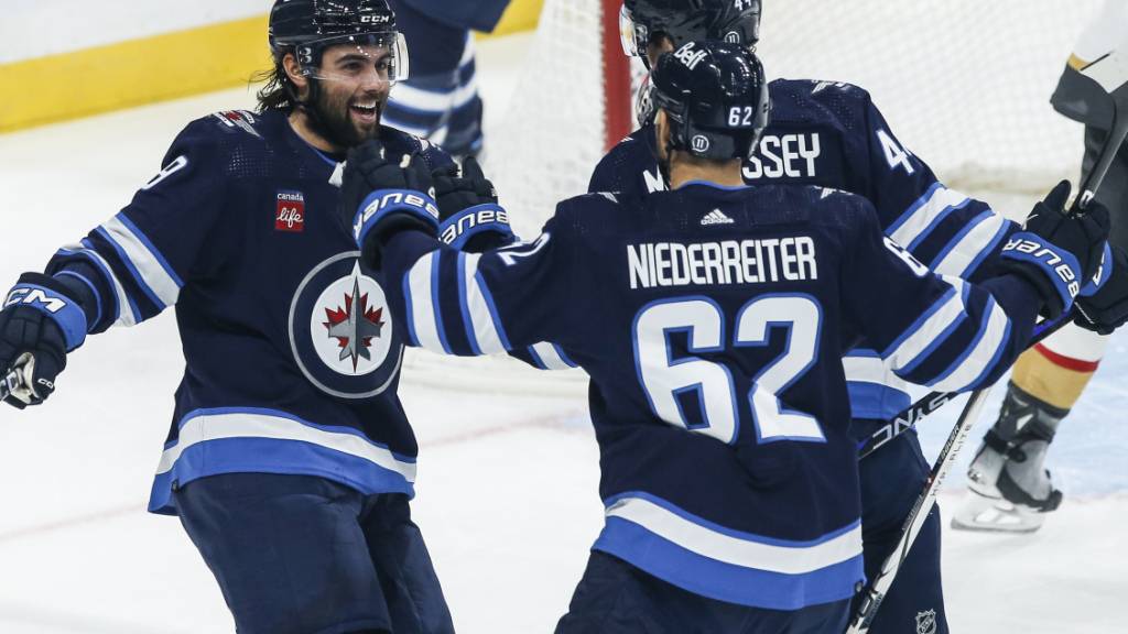 Nino Niederreiter bejubelt mit Mitspielern den Heimsieg gegen die New Jersey Devils