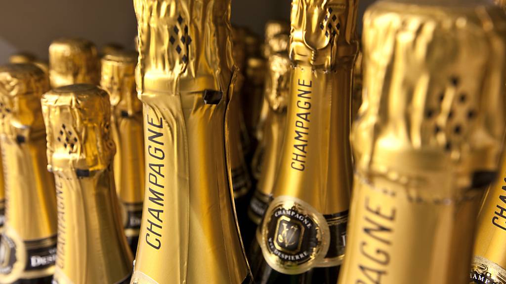 Mit einem Lottogewinn von über 104 Millionen Franken lässt die Gewinnerin oder der Gewinner wohl die Korken knallen. (Archivbild)