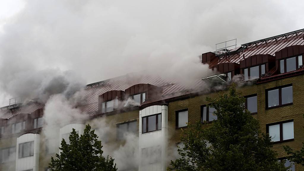 Rauch steigt nach einer Explosion aus einem Wohnhaus auf. In der schwedischen Großstadt Göteborg hat es eine größere Explosion mit mutmaßlich mehreren Schwerverletzten gegeben. Foto: Bjorn Larsson Rosvall/TT News Agency/AP/dpa