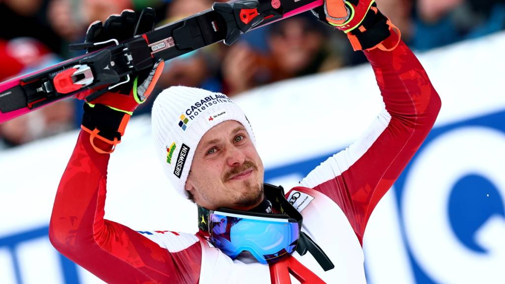 Manuel Feller feiert beim Slalom in Kitzbühel einen Heimsieg